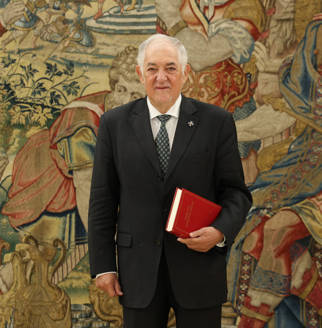 Archivo - El Rey Felipe VI, recibe en audiencia al presidente del Tribunal Constitucional, Cándido Conde-Pumpido, que hace entrega a Don Felipe de la Memoria de actividades del órgano constitucional en el Palacio de la Zarzuela, a 8 de septiembre de 2025,