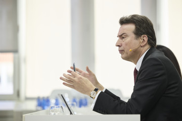 El consejero delegado de Enagás, Arturo Gonzalo, durante una rueda de prensa