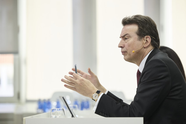 El consejero delegado de Enagás, Arturo Gonzalo, durante una rueda de prensa