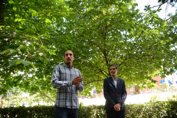 Archivo - Imagen de recurso del concejal del PSOE en Alcalá de Henares Miguel Nogués cuando era concejal de Urbanismo junto al entonces alcalde Javier Rodríguez Palacios (PSOE)