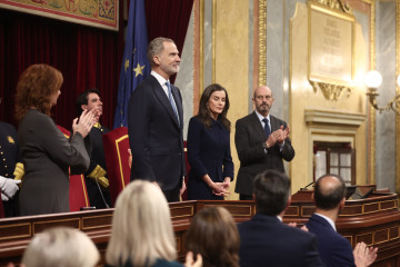 (I-D) La presidenta del Congreso, Francina Armengol; los Reyes Felipe VI y Letizia, y el presidente del Senado, Pedro Rollán, durante el acto institucional ‘Nuestra constitución más longeva’