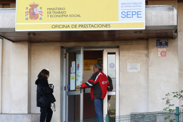 Archivo - Un hombre pasa a una oficina del SEPE.