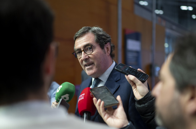 El presidente de la CEOE, Antonio Garamendi, durante la presentación del foro Restaurant Trends 2026, en IFEMA Madrid, a 17 de febrero de 2026, en Madrid (España). El foro se centra en la innovación para la hostelería, destacando la sostenibilidad, la dig