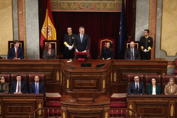 (I-D) La presidenta del Congreso, Francina Armengol; los Reyes Felipe VI y Letizia, y el presidente del Senado, Pedro Rollán,durante el acto institucional ‘Nuestra constitución más longeva’, en