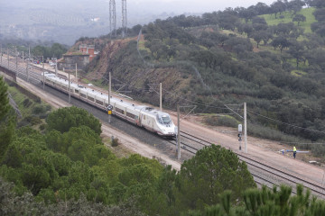 Imagen de un tren AVE a su paso por el tramo de vía, completamente restaurado, donde ocurrió el trágico accidente del pasado 18 de enero en Adamuz (Córdoba)