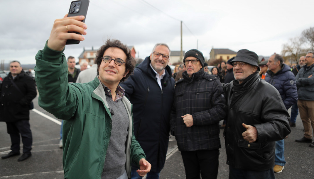 El candidato de VOX a la Presidencia de la Junta de Castilla y León, Carlos Pollan (2i) y el diputado de Vox, José María Figaredo (i), ofrecen declaraciones a los medios a 12 de febrero de 2026, en