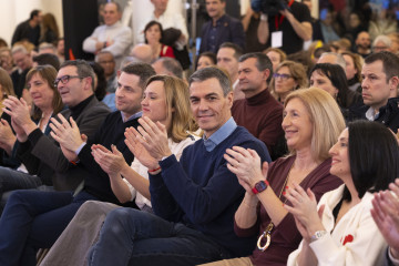 Borja Cabezón junto a la candidata del PSOE en Aragón, Pilar Alegría y el presidente del Gobierno, Pedro Sánchez.