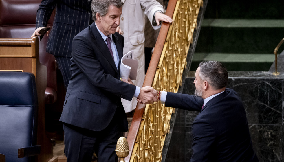 El presidente del Partido Popular, Alberto Núñez Feijóo, saluda al presidente de VOX, Santiago Abascal, a su salida de un pleno en el Congreso de los Diputados, a 10 de febrero de 2026, en Madrid (