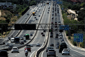 Archivo - Tráfico de vehículos en la carretera A6 a su paso por el barrio de El Plantío, en Madrid (España)