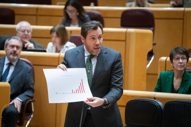 El ministro de Transportes y Movilidad Sostenible, Óscar Puente, durante una sesión plenaria en el Senado, a 17 de febrero de 2026, en Madrid