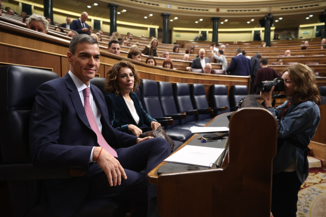 Archivo - ¡El presidente Pedro Sánchez y la vicepresidenta María Jesús Montero, solos en una sesión de control al Gobierno