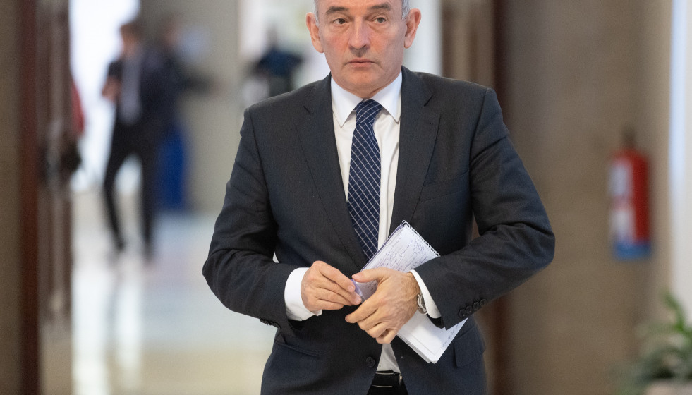 El portavoz adjunto y diputado de Sumar en el Congreso, Enrique Santiago, a su llegada a la Junta de portavoces en el Congreso