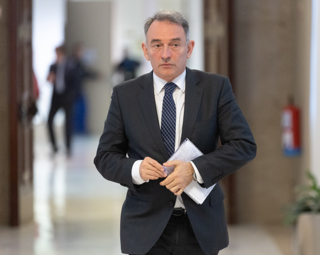 El portavoz adjunto y diputado de Sumar en el Congreso, Enrique Santiago, a su llegada a la Junta de portavoces en el Congreso