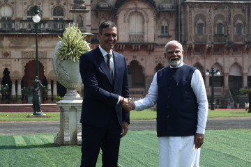 Archivo - El presidente del Gobierno, Pedro Sánchez (i) y el primer ministro indio, Narendra Modi (d), posan frente al Palacio Lakhsmi Vilas en Vadodara, durante su visita oficial a la República de 