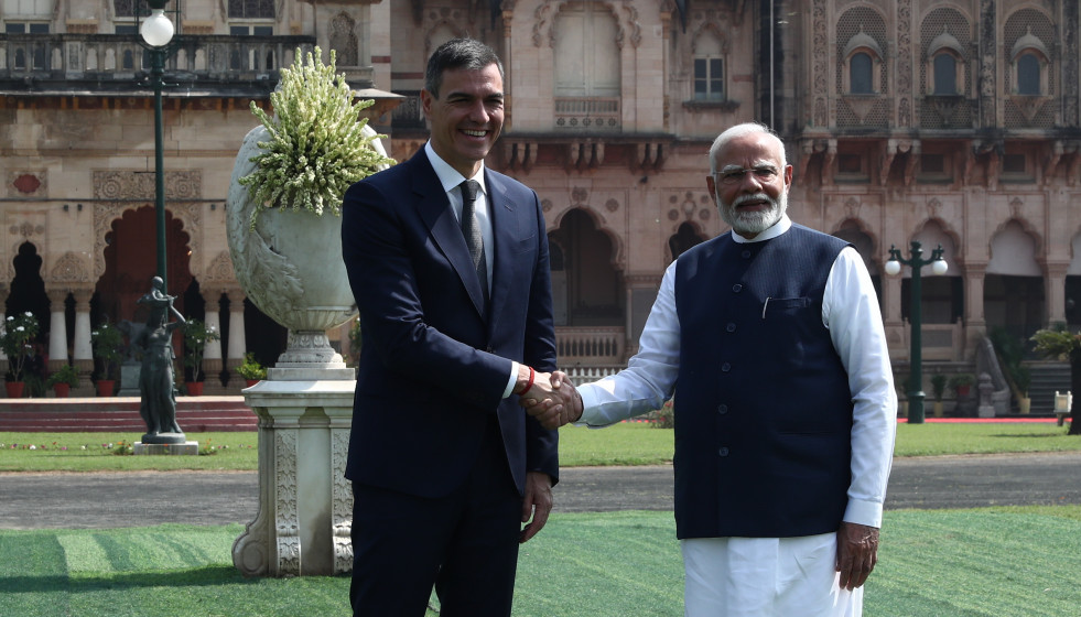 Archivo - El presidente del Gobierno, Pedro Sánchez (i) y el primer ministro indio, Narendra Modi (d), posan frente al Palacio Lakhsmi Vilas en Vadodara, durante su visita oficial a la República de 