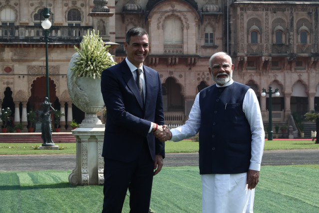 Archivo - El presidente del Gobierno, Pedro Sánchez (i) y el primer ministro indio, Narendra Modi (d), posan frente al Palacio Lakhsmi Vilas en Vadodara, durante su visita oficial a la República de la India, a 28 de octubre de 2024, en Vadodara (India).