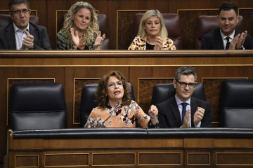 Archivo - La vicepresidenta primera y ministra de Hacienda, María Jesús Montero, que interviene y el ministro de la Presidencia, Relaciones con las Cortes y Justicia, Félix Bolaños, durante una se