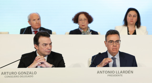 Archivo - El consejero delegado de Enagás, Arturo Gonzalo (i), y  el presidente de Enagás, Antonio Llarden (d), durante la Junta General de Accionistas de Enagás