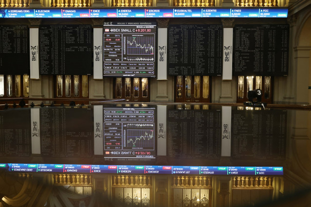 Archivo - Un panel del Ibex 35 en el Palacio de la Bolsa.