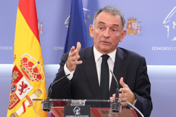 Archivo - El portavoz de Izquierda Unida en el Congreso y diputado por Sumar, Enrique Santiago, ofrece una rueda de prensa