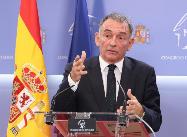 Archivo - El portavoz de Izquierda Unida en el Congreso y diputado por Sumar, Enrique Santiago, ofrece una rueda de prensa