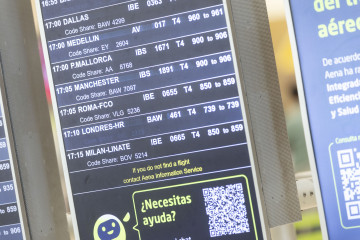 Archivo - Una pantalla informativa, en el Aeropuerto Adolfo Suárez Madrid-Barajas, a 1 de agosto de 2025, en Madrid (España).