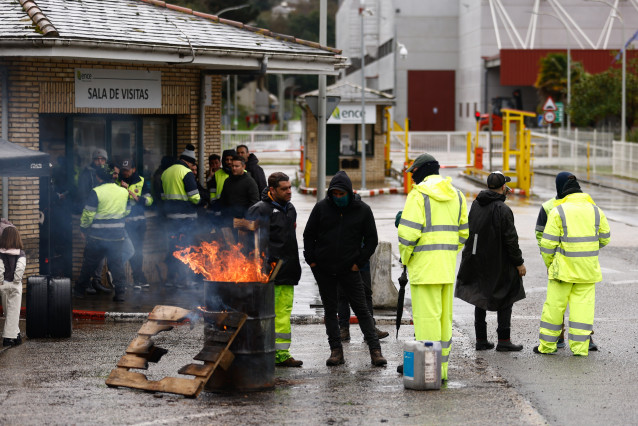 Trabajadores de Ence durante la huelga de la plantilla de Ence en contra del ERE a 96 trabajadores, a 16 de febrero de 2026, en Navia, Asturias (España). Los trabajadores protestan por la decisión de la compañía de activar un Expediente de Regulación de E