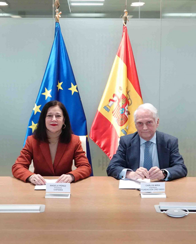 La presidenta y consejera delegada de Cofides, Ángela Pérez, y el presidente de Fundación CRE100DO, Carlos Miras, firman el acuerdo   para apoyar la internacionalización y el crecimiento de las Empresas de Tamaño Intermedio.