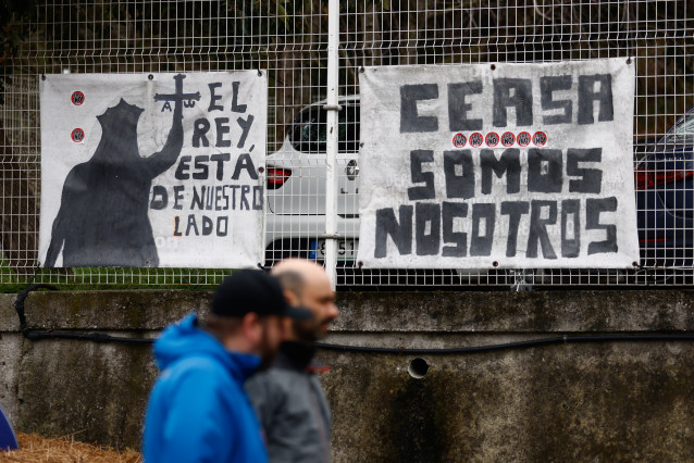 Trabajadores de Ence durante la huelga de la plantilla de Ence en contra del ERE a 96 trabajadores, a 16 de febrero de 2026, en Navia, Asturias (España). Los trabajadores protestan por la decisión de la compañía de activar un Expediente de Regulación de E