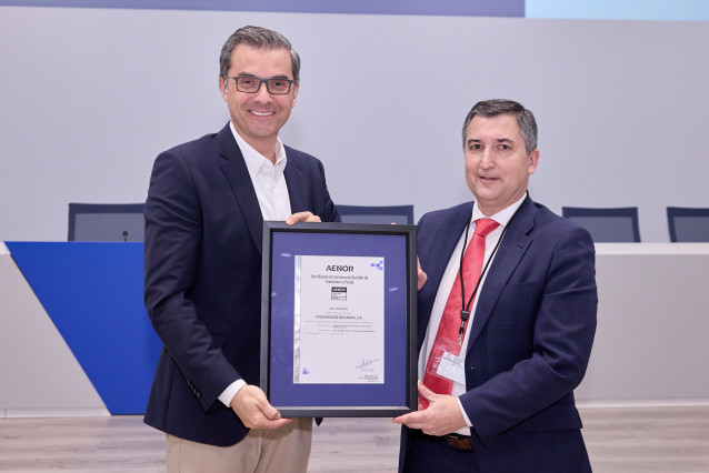 Michel Hobusch (a la izquierda), presidente de Volkswagen Navarra, recibe de manos de Nicolás Henríquez, director de Desarrollo de Negocio de AENOR, una de las dos certificaciones.