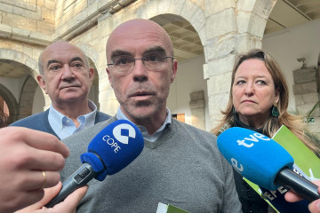 El eurodiputado y dirigente de Vox, Jorge Buxadé, realiza declaraciones a los medios de comunicación en Santander