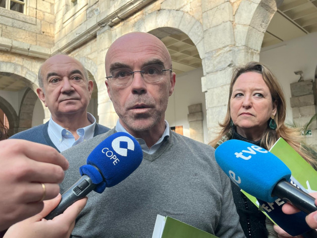 El eurodiputado y dirigente de Vox, Jorge Buxadé, realiza declaraciones a los medios de comunicación en Santander