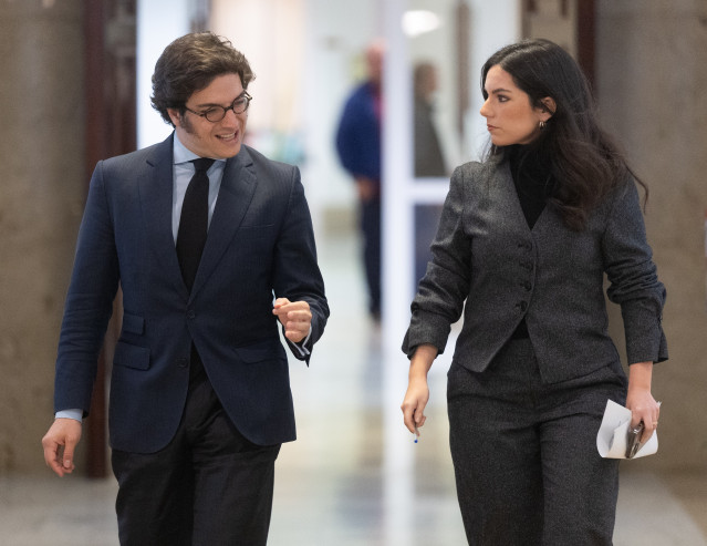 El secretario general del grupo de  VOX, José María Figaredo, con la portavoz en el Congreso, Pepa Millán.