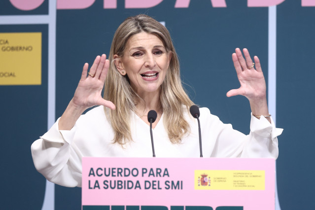 La vicepresidenta segunda y ministra de Trabajo, Yolanda Díaz, interviene durante el acto de la firma del acuerdo para la subida del salario mínimo (SMI), en la sede del Ministerio de Trabajo y Economía Social, a 16 de febrero de 2026, en Madrid (España).