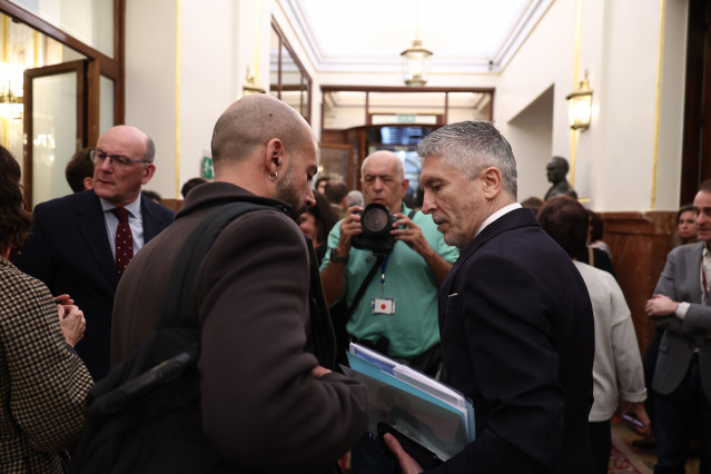 El ministro del Interior, Fernando Grande-Marlaska (d) a su salida de una sesión de control al Gobierno, en el Congreso de los Diputados