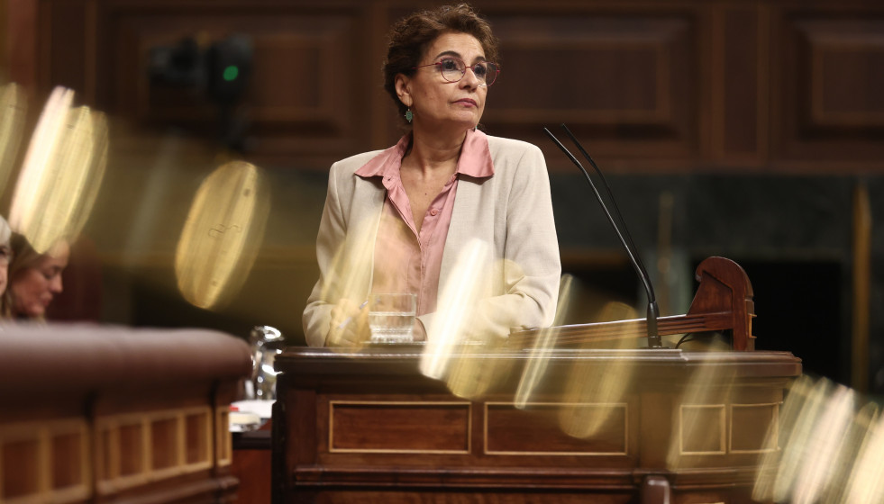 La vicepresidenta primera y ministra de Hacienda, María Jesús Montero, interviene durante una sesión plenaria, en el Congreso de los Diputados, a 18 de febrero de 2026, en Madrid (España).