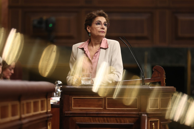 La vicepresidenta primera y ministra de Hacienda, María Jesús Montero, interviene durante una sesión plenaria, en el Congreso de los Diputados, a 18 de febrero de 2026, en Madrid (España).