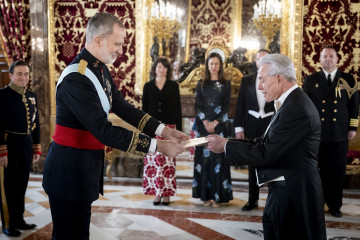 El Rey Felipe VI recibe la Carta Credencial del nuevo embajador de los Estados Unidos de América, Benjamín León JR., en el Palacio Real de Madrid