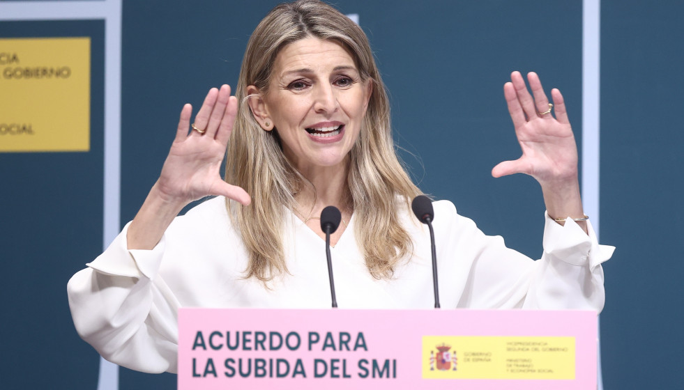 La vicepresidenta segunda y ministra de Trabajo, Yolanda Díaz, interviene durante el acto de la firma del acuerdo para la subida del salario mínimo (SMI), en la sede del Ministerio de Trabajo y Econ