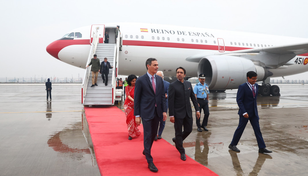 El presidente del Gobierno, Pedro Sánchez (i), a su llegada a India, a 18 de febrero de 2026, en Nueva Delhi (República de la India).
