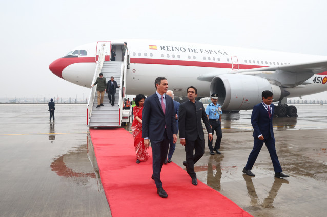 El presidente del Gobierno, Pedro Sánchez (i), a su llegada a India, a 18 de febrero de 2026, en Nueva Delhi (República de la India).