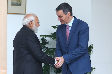 El presidente del Gobierno, Pedro Sánchez (d), mantiene un encuentro con el primer ministro de la República de la India, Narendra Modi (i), en Hyderabad House, a 18 de febrero de 2026, en Nueva Delh