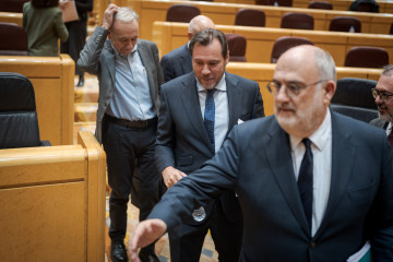 El ministro de Transportes y Movilidad Sostenible, Óscar Puente (c), comparece para dar cuenta del caos ferroviario, en el Senado,  a 29 de enero de 2026, en Madrid (España). Por delante, el portavo