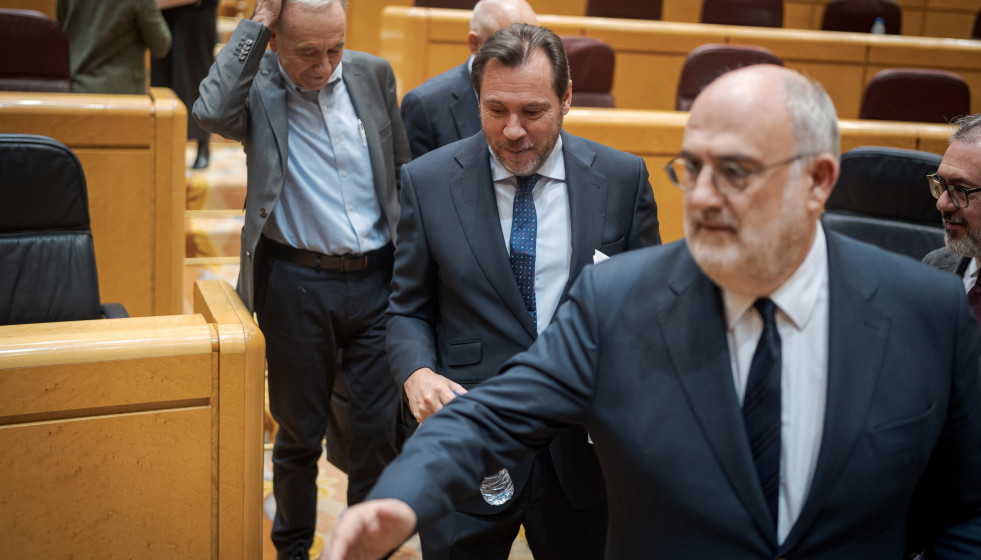 El ministro de Transportes y Movilidad Sostenible, Óscar Puente (c), comparece para dar cuenta del caos ferroviario, en el Senado,  a 29 de enero de 2026, en Madrid (España). Por delante, el portavo