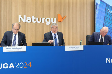 Archivo - (I-D) El secretario general de Naturgy, Manuel García Cobaleda, el CEO de Naturgy, Francisco Reynés, y el notario Fernando de la Cámara, durante la junta general de accionistas de Naturgy