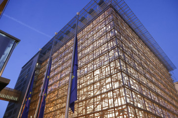 Banderas de la UE  frente al Consejo Europeo.
