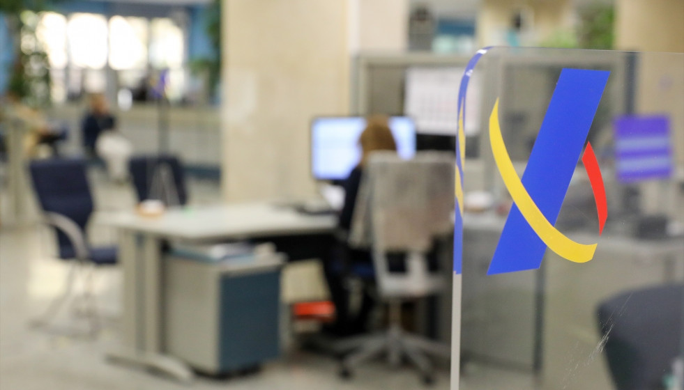 Archivo - (Foto de ARCHIVO) Una empleada trabaja en una oficina de la Agencia Tributaria