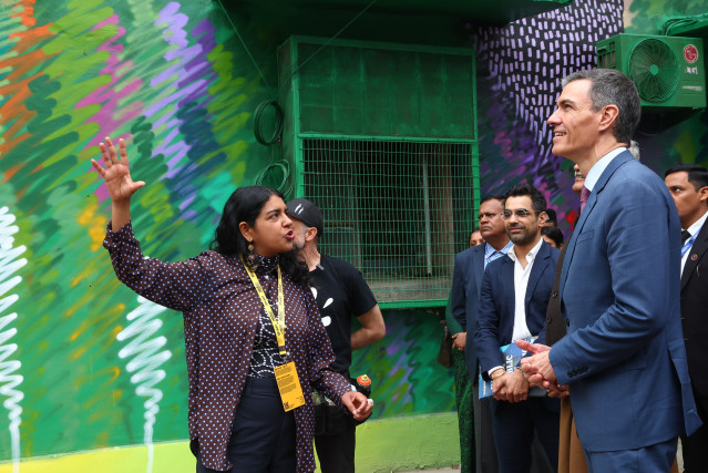 El presidente del Gobierno, Pedro Sánchez (d), a la inauguración del mural hispano-indio en el Lodhi Art District, a 18 de febrero de 2026, en Nueva Delhi (República de la India).