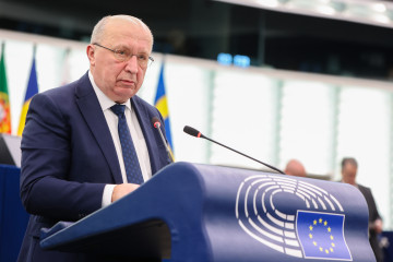 El comisario europeo de Defensa y Espacio, Andrius Kubilius, en un debate en el Parlamento Europeo en Estrasburgo (Francia)