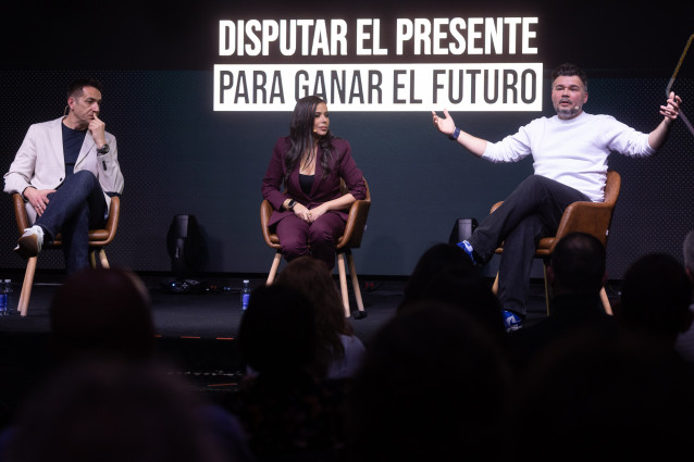 (I-D) El diputado de Más Madrid en la Asamblea, Emilio Delgado; la periodista Sarah Santaolalla y el portavoz de ERC en el Congreso, Gabriel Rufián, durante un diálogo sobre el futuro de la izquierda alternativa, en la sala Galileo Galilei, a 18 de febrer